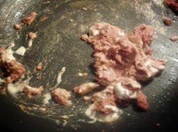 step2: 熱鍋下油，下咖哩醬及椰汁（可用水代替），拌炒一分鐘