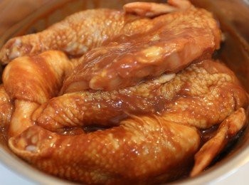 step3: 將所有醃料混合好塗於整隻雞上，放在大碗並蓋上保鮮紙醃數小時