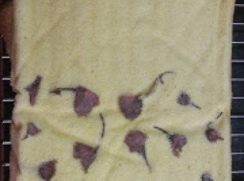 step7: 11. 蛋糕出爐後，輕力撕去牛油紙，放上網架待涼