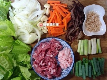 step1: 備料：洋葱對切後，逆紋切絲；紅蘿蔔、黑木耳切絲；蒜頭用刀背輕拍後去膜；青葱切段，葱白和葱綠分開放；小白菜切段；將豬肉絲的豬肉和豬油分開放。