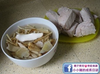 step2: 瘦肉洗淨汆水；其他藥材用清水浸10 分鐘，隔水備用~