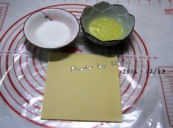 step1: 冷凍酥皮先取出常溫靜置五分鐘
奶油隔水加熱或低溫微波兩分鐘使其成為液狀

※ 我的酥皮比較小張 約 15cm x 15cm