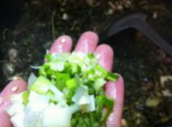 step7: 炒至魷魚要熟透時，再將尖椒末及青蒜末下鍋。