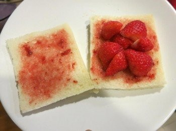 step2: 吐司抹上薄薄一層草莓果醬.放上切片的草莓