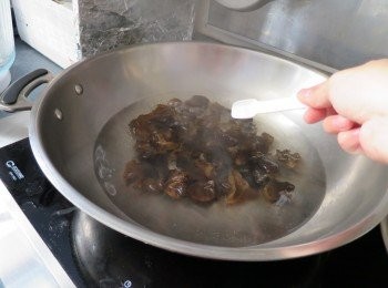step5: 木耳浸軟後剪去硬身部份,再剪成細件,用滾水加半茶匙鹽煮2-3分鐘待熟,隔去水份備用