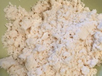 step1: 中筋麵粉篩好，加入鹽、初榨椰子油搓成麵包糠狀態；