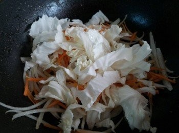 step5: 再加入切絲的高麗菜炒軟