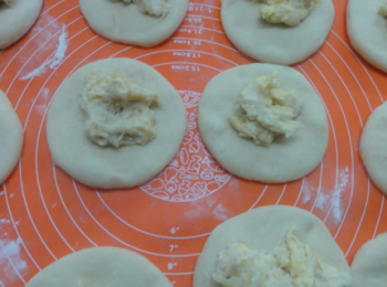 step5: 把麵團按扁排氣，成圓形的餅中間依次放入榴槤肉。