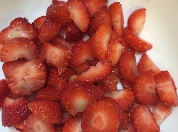 step3: 切好的士多啤梨放好備用