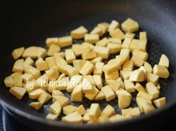 step1: 素雞切粒，煎至金黃色，盛起