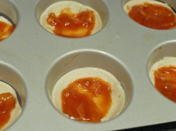 step4: 在餅皮上塗蕃茄醬，但不要太多