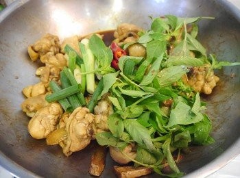 step4: *放入九層塔，蔥段，辣椒段稍微拌炒，蓋鍋悶十秒即可。