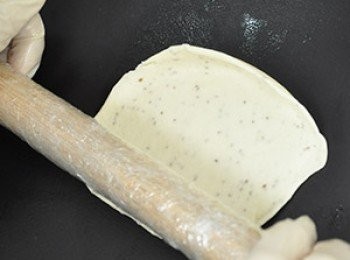 step13: 麵糰醒麵後，取適量大小，桿平麵糰，上面均勻鋪上蔥花及少許沙拉油
(不喜歡吃太油膩的，也可選擇不加油，但中間麵皮口感會較扎實)