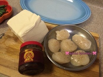 step1: 帶子先解凍，瀝乾及用廚房紙徹底印乾水份，於帶子兩邊灑上少許海鹽及黑楜椒碎備用