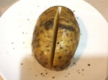 step1: 先將薯仔洗刷乾淨，中間用刀切開，薯仔內外都淋上橄欖油、鹽、黑椒