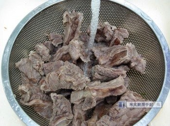 step2: 把牛肋條取出，用水沖洗。