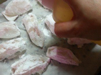 step5: 入爐前兩邊噴上油