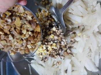 step9: 煮好15分鐘後試味,試啱自己喜歡味道後加埋所有冬菇粒.粟米粒.栗子粒炒勻