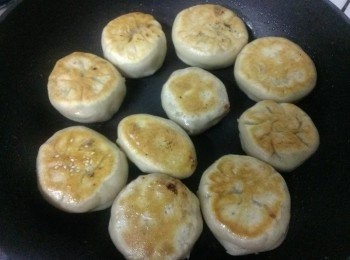 step6: 小火慢煎至二面金黃即可~小火肉才會熟~要放油煎才會漂亮~