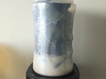 step2: 先將班蘭葉沖洗抹乾，再剪成小片放入攪拌杯內，然後牛奶先放入微波爐加熱約 1-2 分鐘至暖，倒進攪拌杯內，連同班蘭葉一起攪拌成汁 

( * 沒有攪拌機, 也可以用攪拌棒打汁)