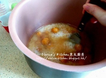 step7: 再加入蝦米水及水 (水的份量同平時煮飯的份量一樣) , 拌勻按製將栗子飯煮熟