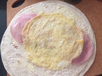 step3: 最後放上薄蛋餅，再將麵包慢慢捲起