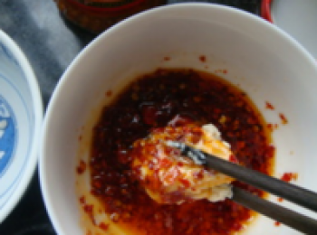 step8: 再裹上辣椒油，放入罐子裡。