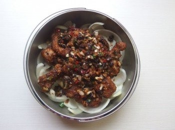 step8: 使用小蒸鍋,鍋裡鋪上一層洋蔥塊,再放入排骨酥,將豆鼓所有材料鋪在排骨上。使用電鍋蒸煮,外鍋加一杯水,蒸熟後再燜10分鐘,撒上蔥花即完成。