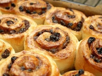 step10: 麵糰會再脹大一點，在麵糰上塗一層蛋液。放入焗爐190度焗約20至25分鐘，至表面金黃色