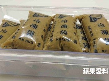 step6: 用小湯匙將「超濃郁綠豆湯」勺進冷凍袋裡，放進冷凍庫即可。