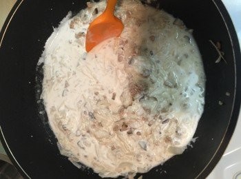 step2: 150克再來米粉配200cc水拌勻，
倒入炒鍋中扮炒