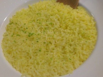 step6: 將已調勻過的檸檬汁，均勻的加入薑黃飯中