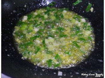 step6: 再放入蔥末及巳水煮過的蝦子