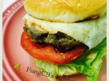 step8: 最後放上煎蛋再加多少少千島醬，完成