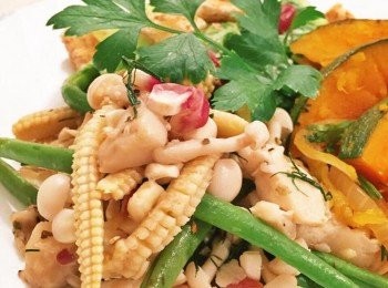 step1: 肯亞邊豆粟米芯鴻喜菇暖沙拉

(1) 肯亞長邊豆……數條
(2) 粟米芯……數條
(3) 鴻喜菇….... 適量
(4) 糯米粟米....... 半條
調味：
(5) 香草碎…… 少許
(6) 芫荽碎……1湯匙
(7) 刁草碎……少許
(8) 蒜末……適量
(9) 橄欖油 …… 2茶匙
(10) 菇粉...... 1-2 茶匙
(11) 黑胡椒……少許

做法：
step1: 肯亞長邊豆、 粟米芯沖洗，粟米芯切幼條，糯米粟米去掉芯，
step2: 材料(1)-(4)放入碗中，拌勻調味(5)-(11)，用錫