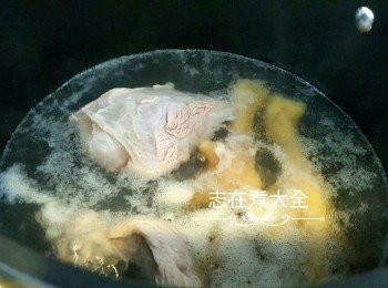 step2: <a href="https://bit.ly/3kLFTWO" target="_blank" data-keyword="雞腳" class="guide-link"><strong>雞腳</strong></a> <span style="display:inline-block;vertical-align:middle;margin-top:-3px;color:initial;border-radius:3px;padding:2px 3px;font-size:12px;line-height:14px;background:#87d300;color:#fff;">即買</span> 及瘦肉汆水去雜質後清洗乾淨備用