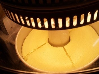 step15: 打開蓋，用刀仔在蛋糕面劃4刀，再轉180度波30分鐘