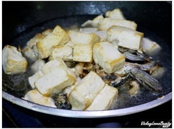 step7: 接著再放入豆腐蓋上鍋蓋燜煮至少20分鐘，燜煮的過程中也需輕輕攪拌才不會粘鍋，起鍋前加入少量的太白粉水勾芡後即可起鍋