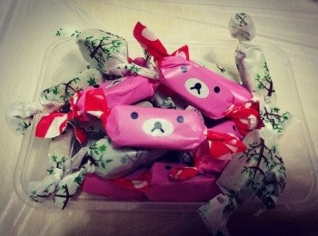 step8: 可以放在室温放涼，也可放進雪櫃中，加快牛軋糖變硬的時間。放至夠硬，便可切成條狀。牛軋糖太熱時切，會很黏很難切，如放得太涼太硬，也會很難切。所以，要把握適當的切割時間哦。