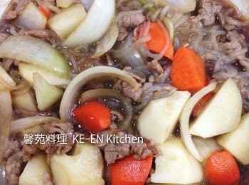 step3: 肉變白色之後、洋蔥、紅羅蔔、馬鈴薯、蒟蒻麵放入略炒幾下、先放糖、水300cc、中火煮2分入味、再加醬油、酒