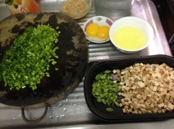 step1: 準備好所有材料洗淨後切粒粒備用，豬肉碎先撈入糖及蝦皮浸出來的水待肉碎完全吸收後加入胡椒粉，豉油略醃一下（便可放薑片爆香蝦皮放入豆乾粒及豬肉碎略炒至半分熟）