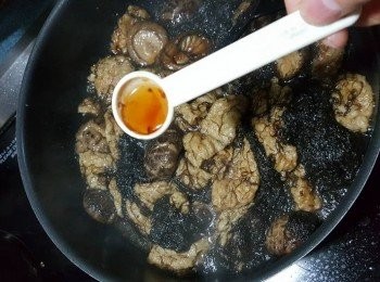 step13: 再加入大半茶匙麻油炒勻即可熄火