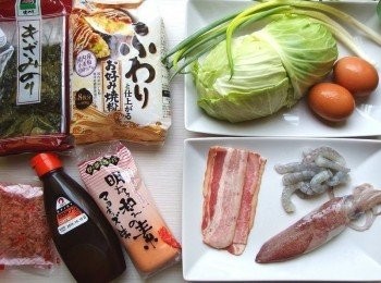 step1: 準備所有材料。將蝦仁去腸泥,中捲去除外皮內臟,切成塊。培根切半。