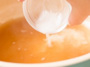 step7: 把椰菜捲盛起，把粟粉和水拌勻後加入鍋中，邊攪拌邊煮至湯汁變得濃稠。