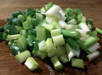 step1: 葱切成葱花備用。