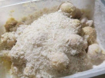 step5: 再加入麵包粉.上蓋搖均勻