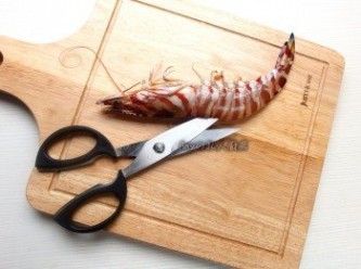 step2: 用廚房剪刀將明蝦的上方蝦殼剪開,去除腸泥。