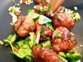 step7: 將炸好的雞腿肉倒入一起拌炒一下~起鍋前灑上香菜末增添香氣完成^^好吃又夠味