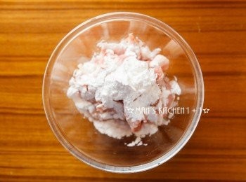 step1: 首先將豬肉片均勻沾裹上太白粉後備用。