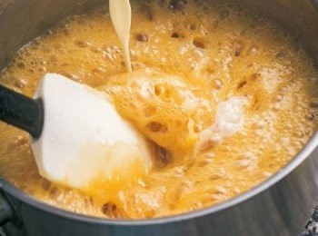 step4: 另取一鍋加入鮮奶油，加溫至60℃左右後倒入3中。